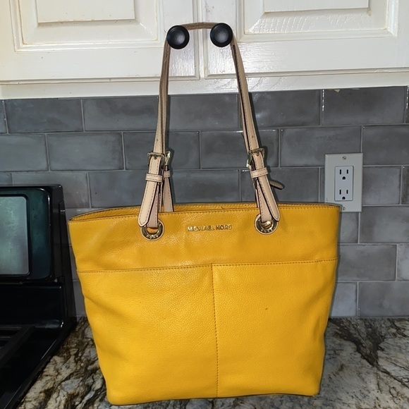 Michael Kors BEDFORD LEATHER ZIP POCKET TOTE - Picture 1 of 12